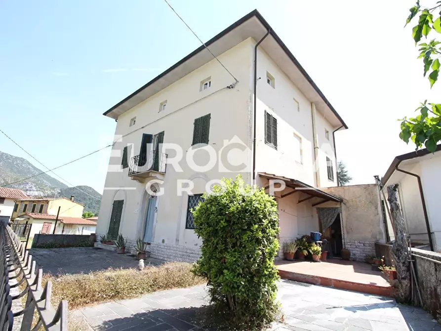Immagine 6 di Villa in vendita  a Lucca