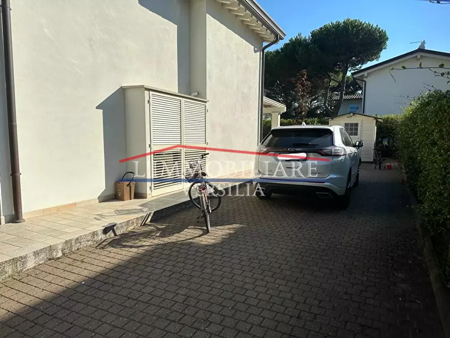 Immagine 5 di Villa in vendita  a Montignoso