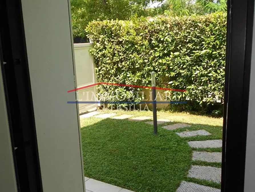 Immagine 43 di Villa in vendita  a Montignoso