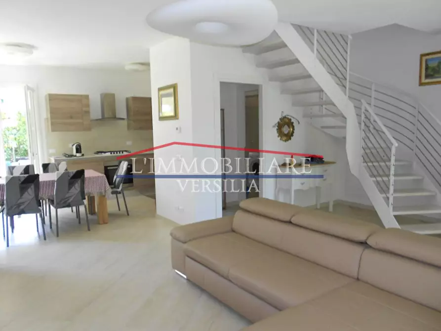 Immagine 46 di Villa in vendita  a Montignoso