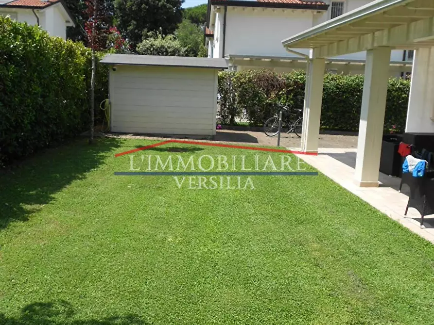 Immagine 62 di Villa in vendita  a Montignoso