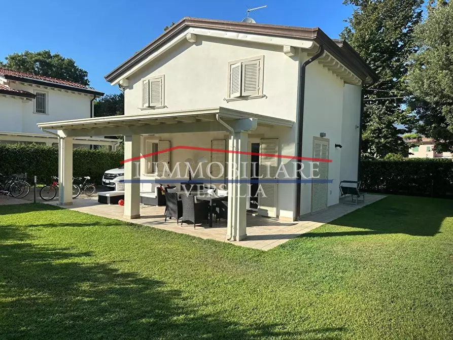 Immagine 7 di Villa in vendita  a Montignoso
