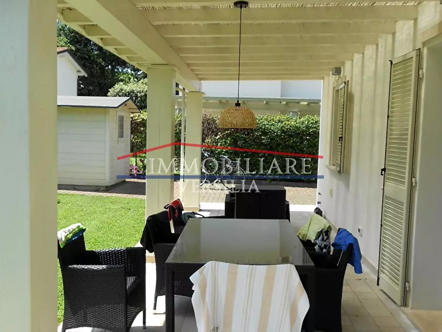 Immagine 49 di Villa in vendita  a Montignoso