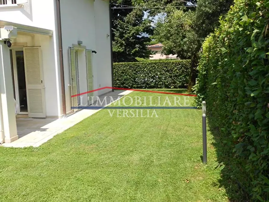 Immagine 61 di Villa in vendita  a Montignoso