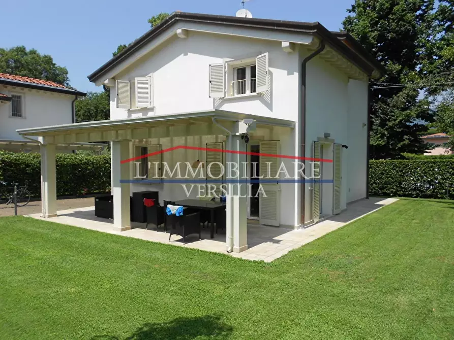 Immagine 60 di Villa in vendita  a Montignoso