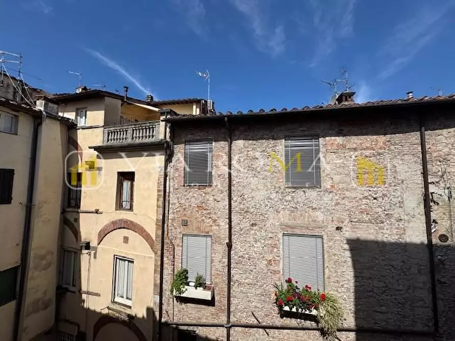 Immagine 21 di Appartamento in vendita  a Lucca