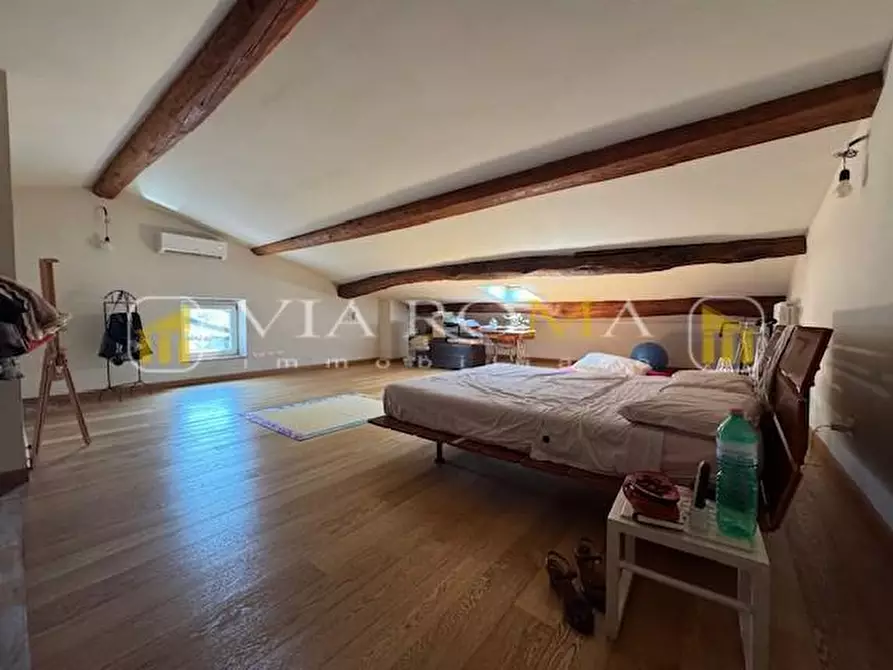 Immagine 11 di Appartamento in vendita  a Lucca