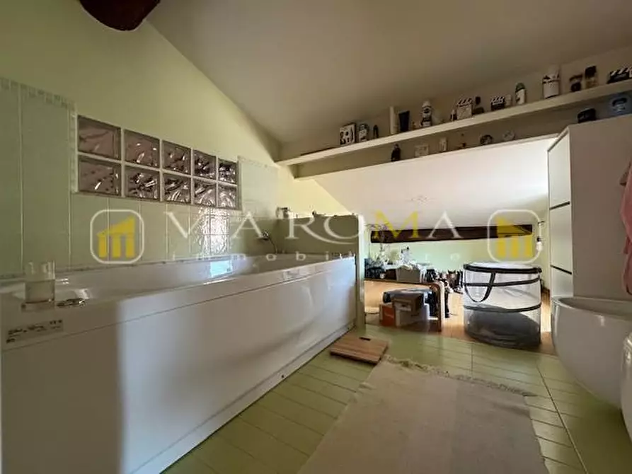 Immagine 13 di Appartamento in vendita  a Lucca