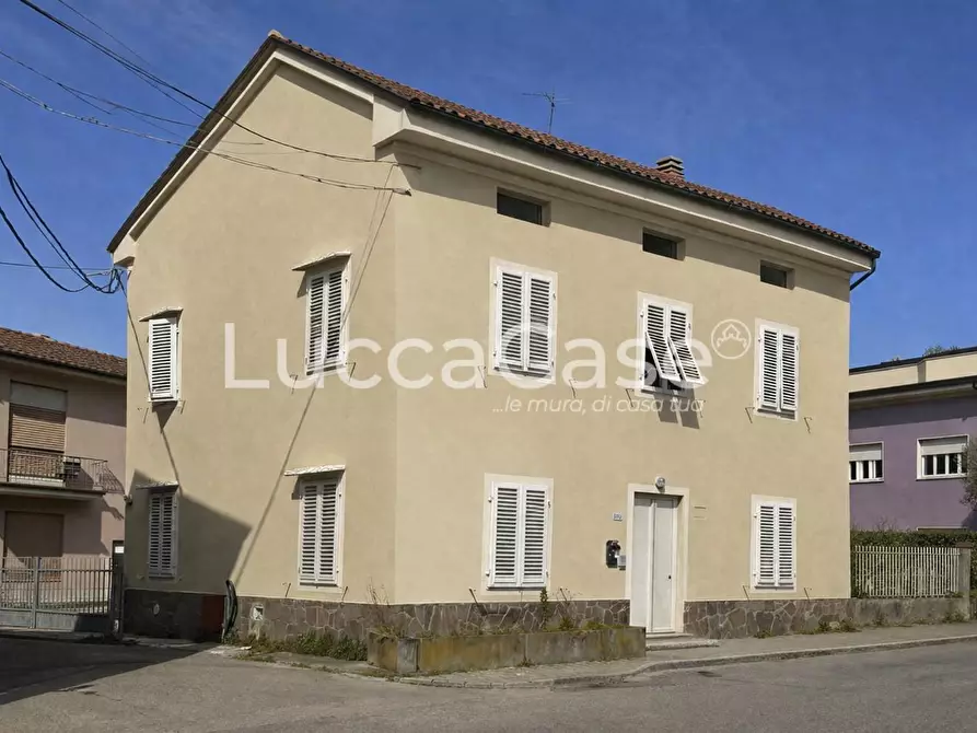 Immagine 1 di Casa indipendente in vendita  a Lucca