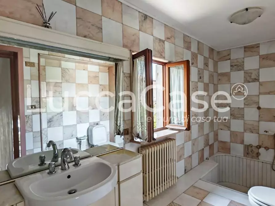 Immagine 17 di Casa indipendente in vendita  a Lucca