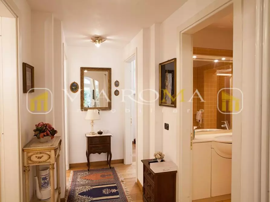 Immagine 30 di Appartamento in vendita  a Lucca