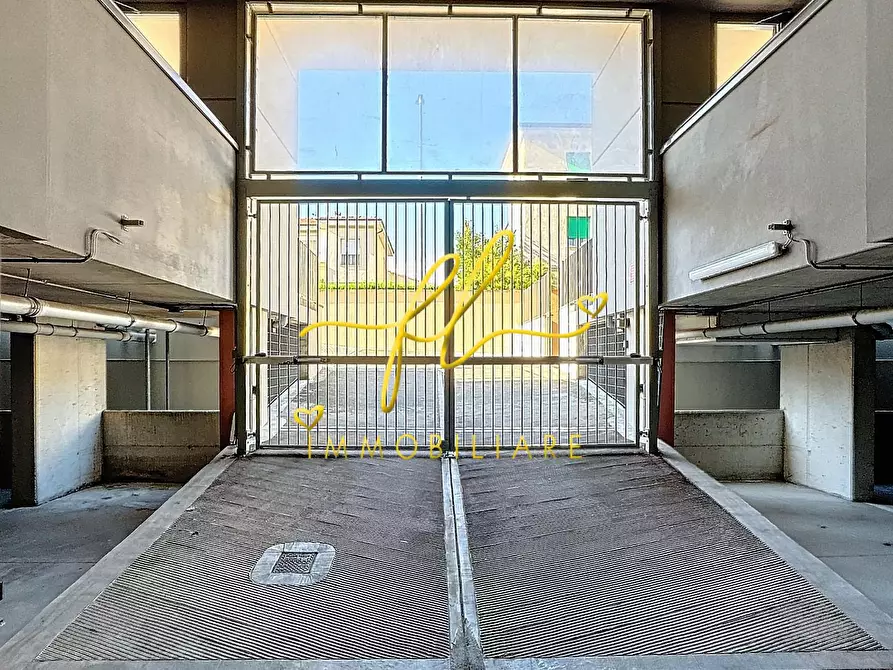 Immagine 1 di Garage in vendita  a Cecina