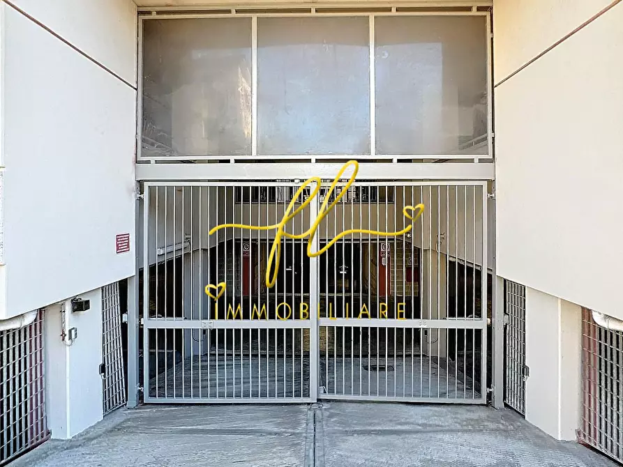 Immagine 2 di Garage in vendita  a Cecina