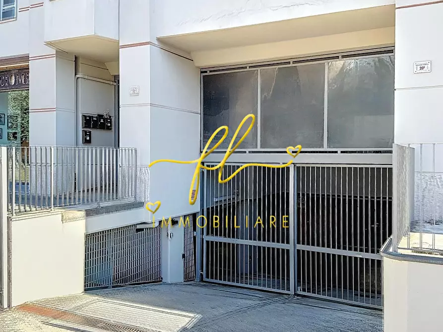 Immagine 4 di Garage in vendita  a Cecina