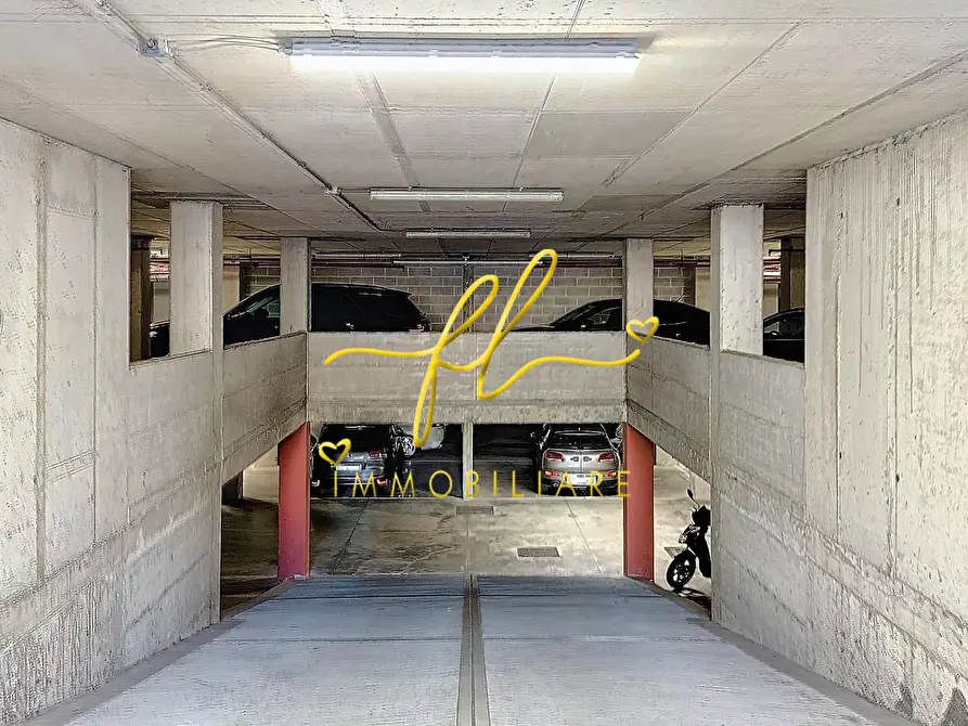 Immagine 5 di Garage in vendita  a Cecina