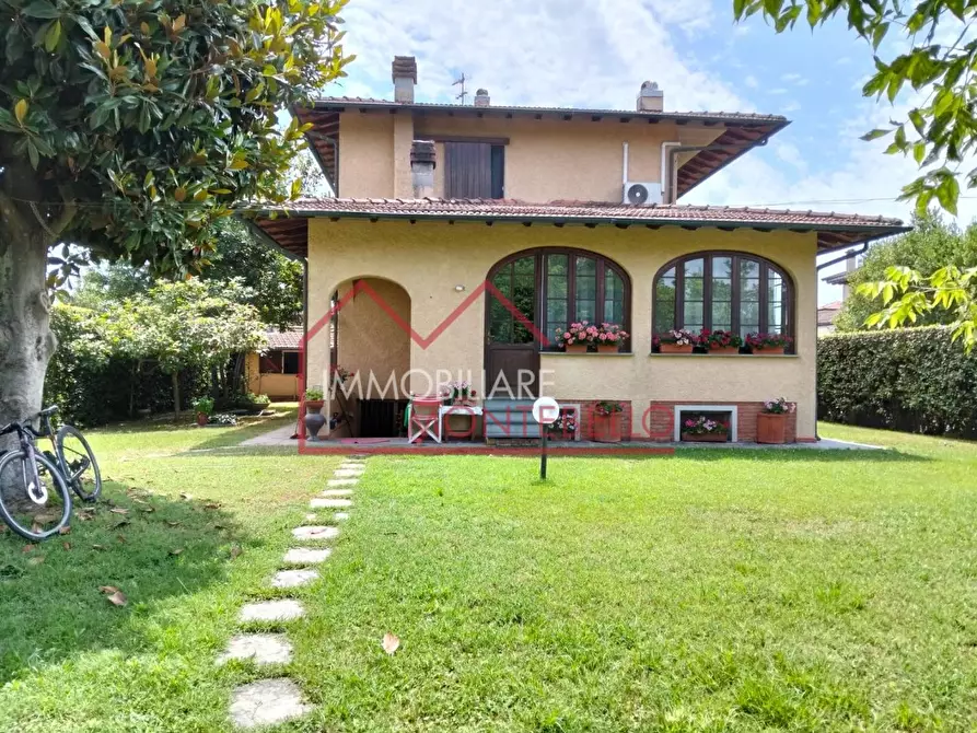 Immagine 1 di Villa in vendita  a Forte Dei Marmi