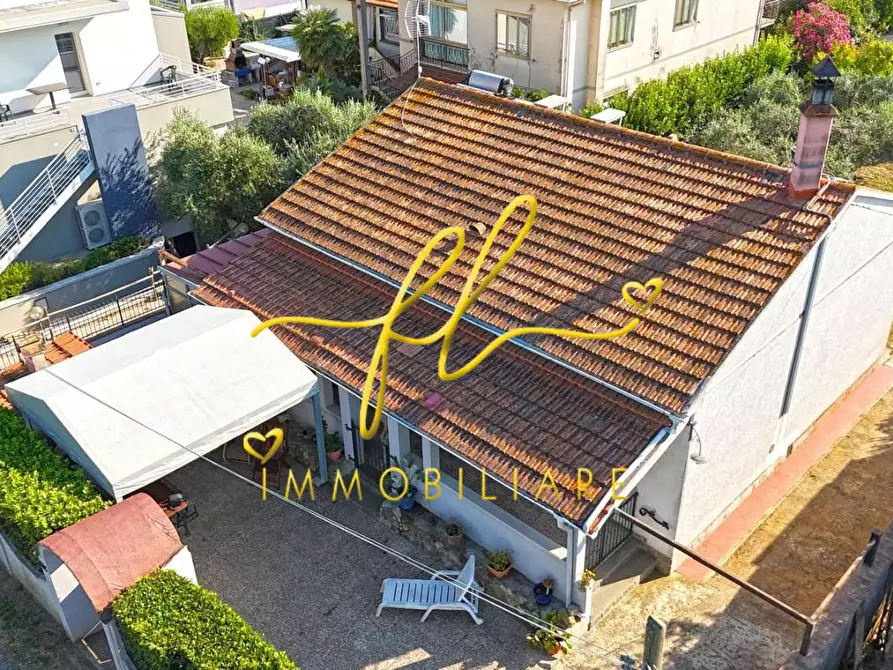 Immagine 1 di Villa in vendita  a Cecina