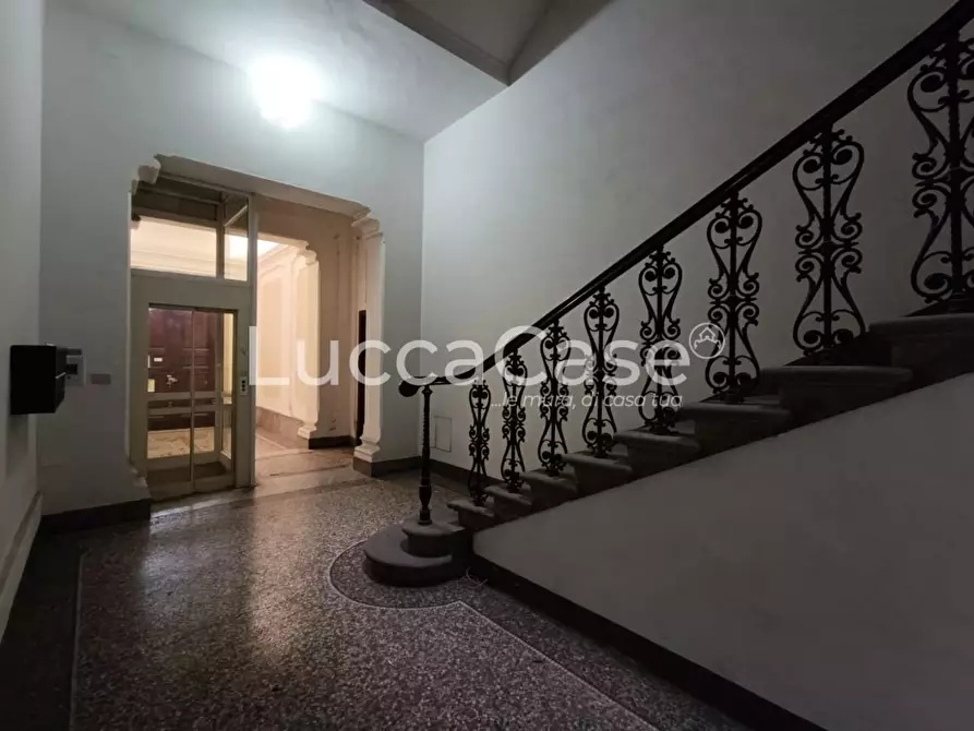 Immagine 16 di Ufficio in vendita  a Lucca