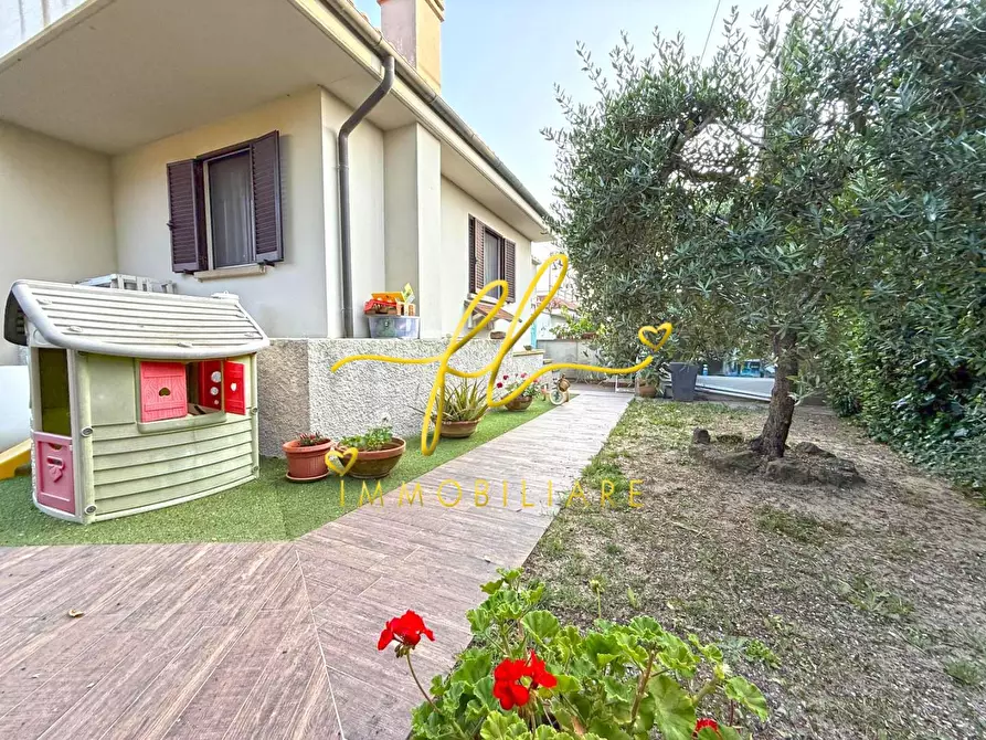 Immagine 2 di Appartamento in vendita  a Cecina