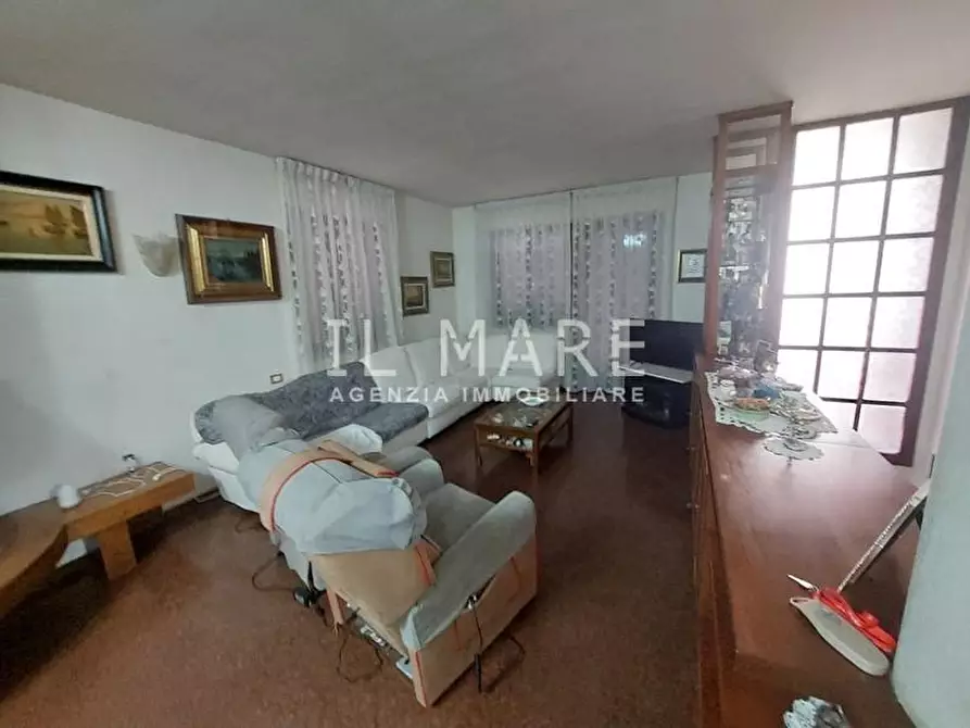 Immagine 17 di Villa in vendita  a Massa