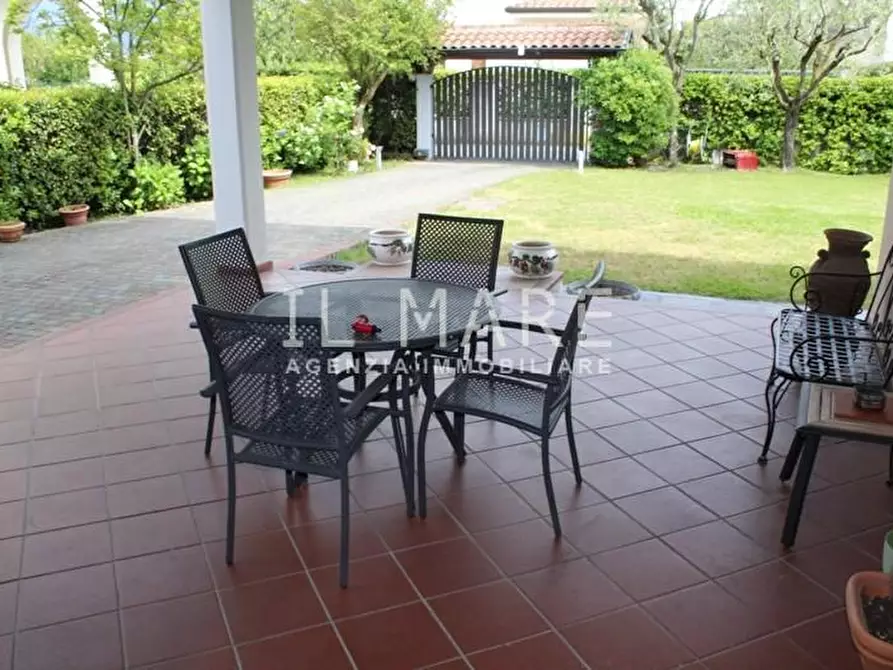 Immagine 7 di Villa in vendita  a Massa