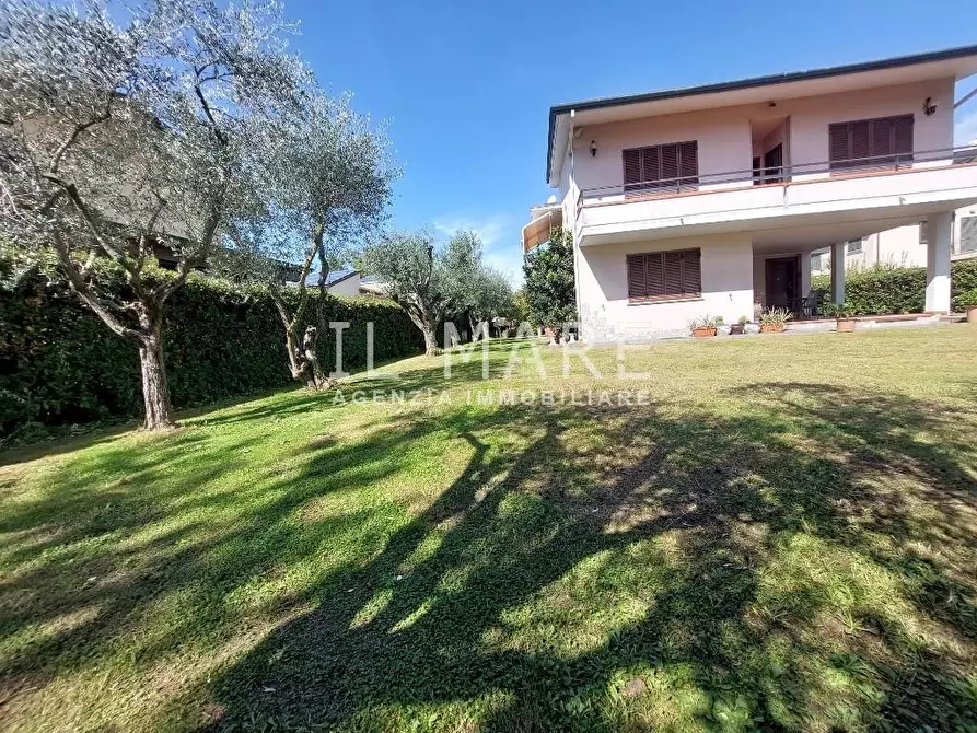 Immagine 1 di Villa in vendita  a Massa