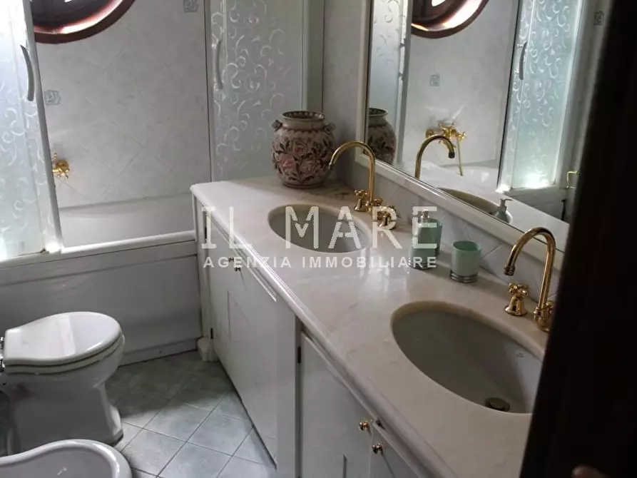 Immagine 13 di Villa in vendita  a Massa