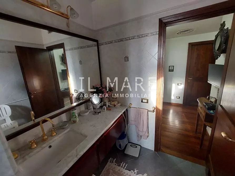 Immagine 23 di Villa in vendita  a Massa