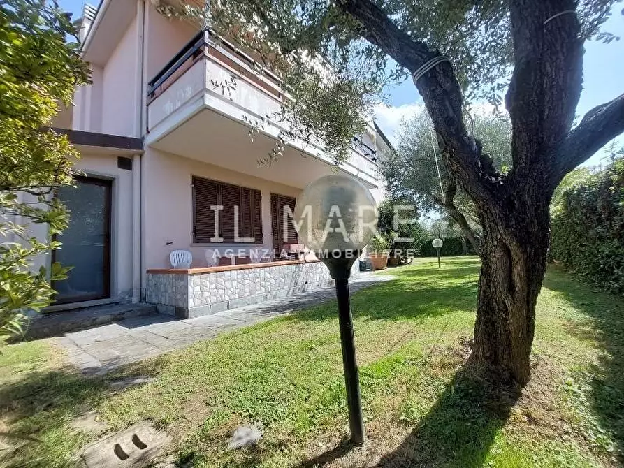 Immagine 2 di Villa in vendita  a Massa