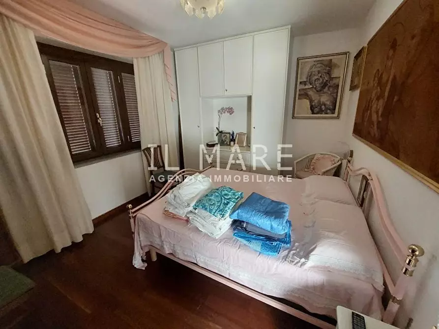 Immagine 26 di Villa in vendita  a Massa