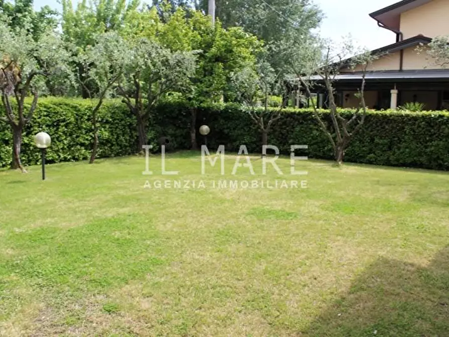 Immagine 5 di Villa in vendita  a Massa