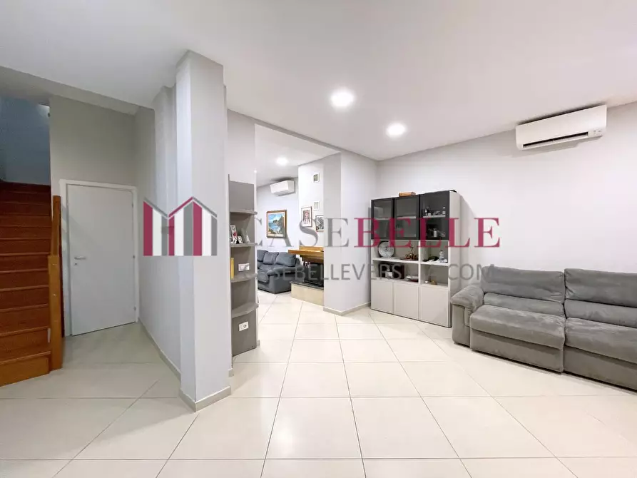 Immagine 1 di Villetta a schiera in vendita  a Viareggio