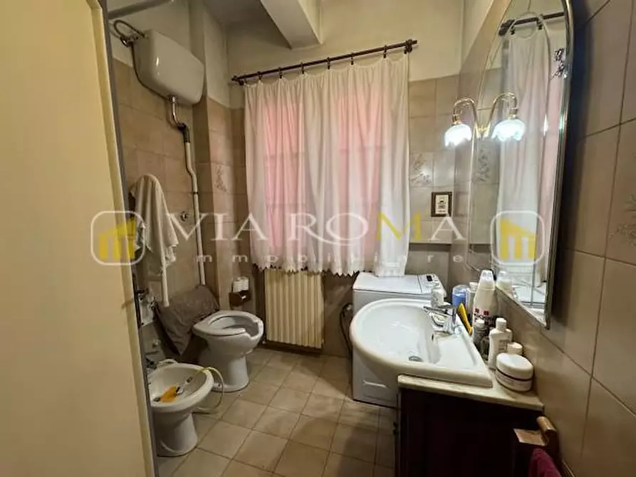 Immagine 12 di Appartamento in vendita  a Lucca