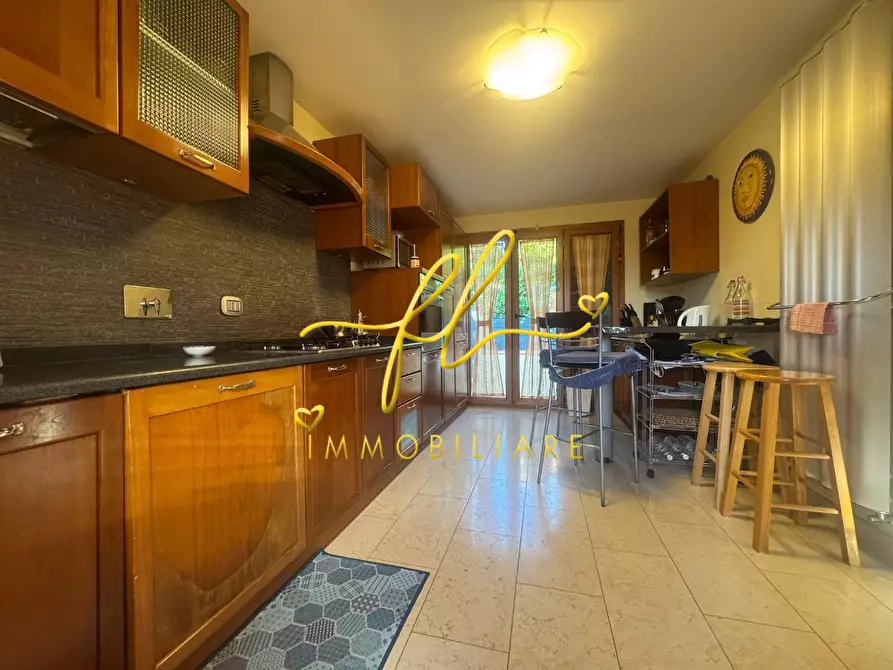 Immagine 10 di Villa in vendita  a Livorno