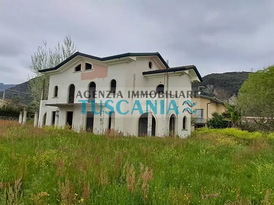 Immagine 4 di Villa in vendita  a Montignoso