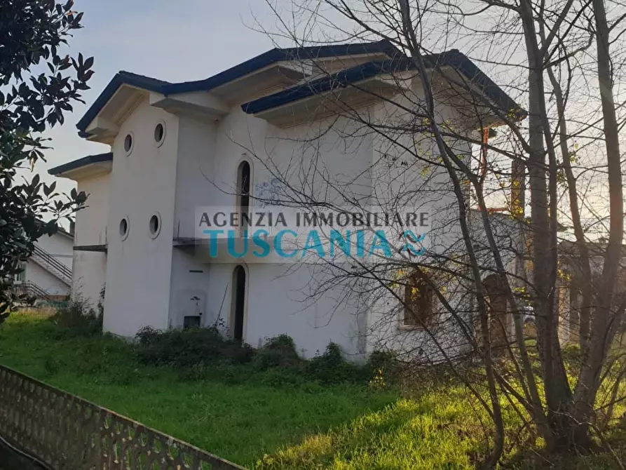 Immagine 11 di Villa in vendita  a Montignoso