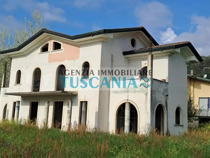 Immagine 10 di Villa in vendita  a Montignoso