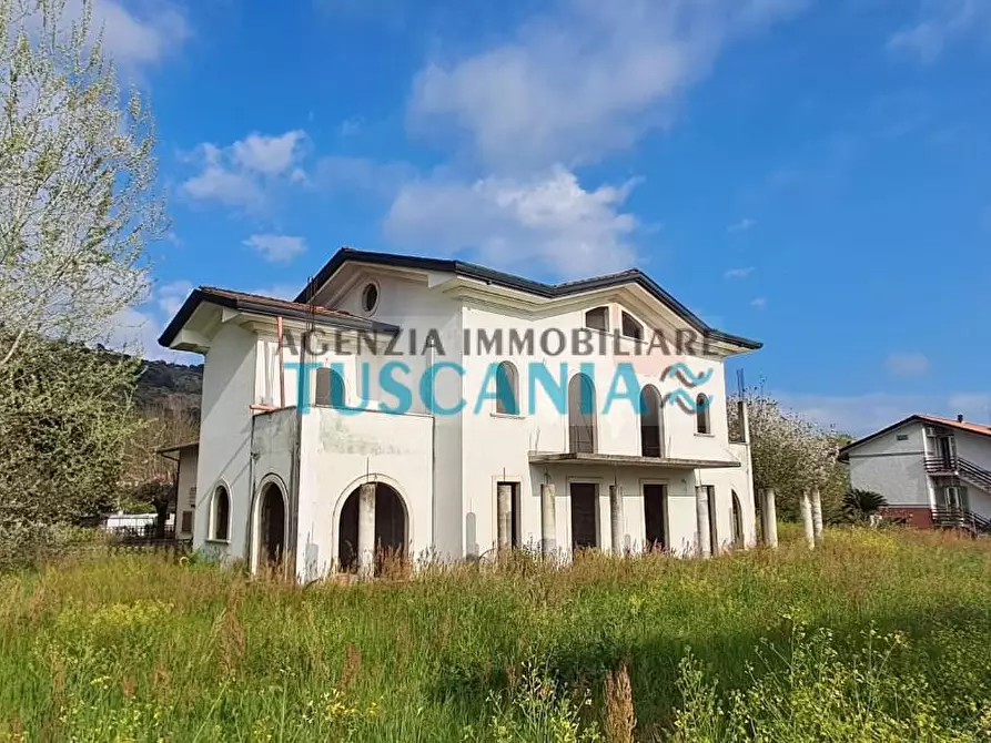 Immagine 3 di Villa in vendita  a Montignoso
