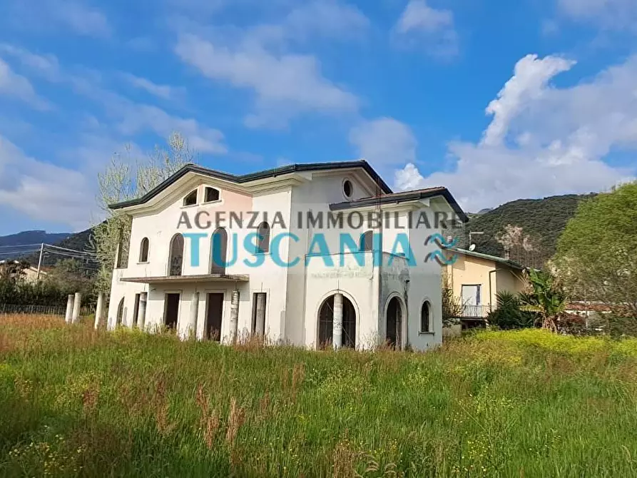 Immagine 7 di Villa in vendita  a Montignoso