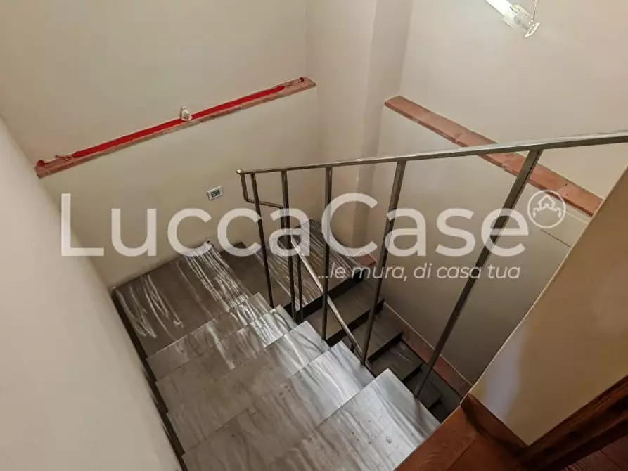 Immagine 10 di Appartamento in vendita  a Lucca