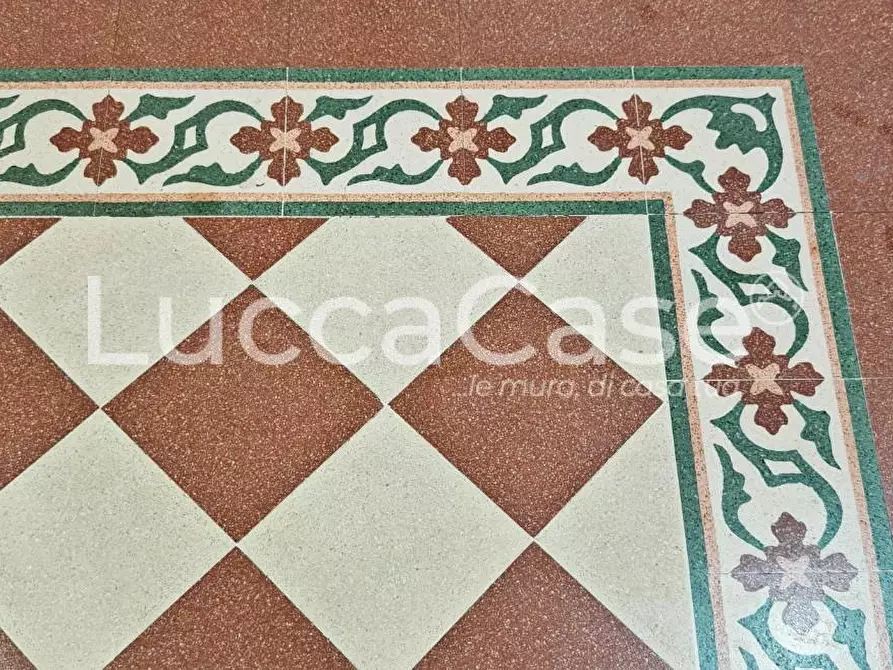 Immagine 15 di Appartamento in vendita  a Lucca