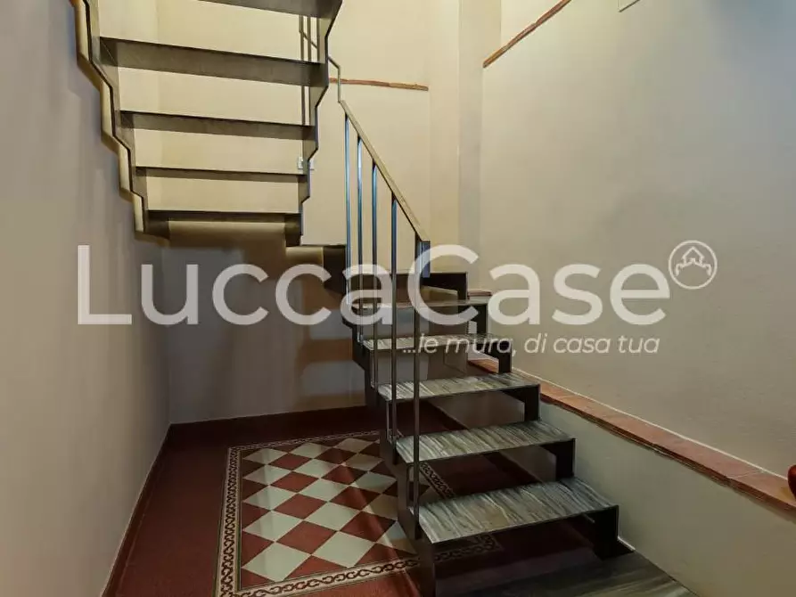 Immagine 11 di Appartamento in vendita  a Lucca