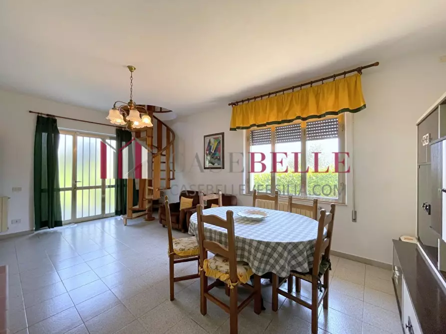 Immagine 1 di Villa in vendita  a Massarosa