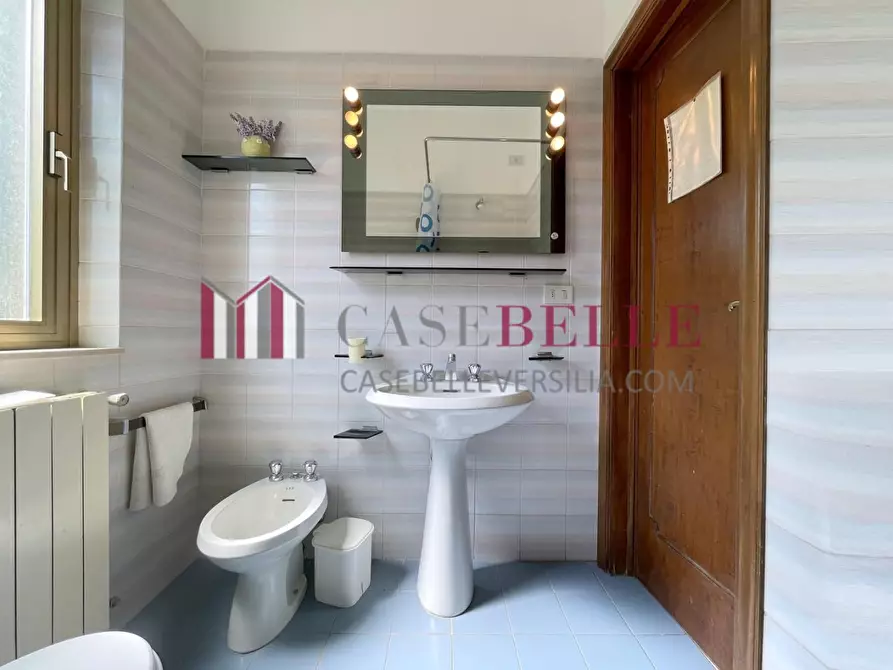 Immagine 17 di Villa in vendita  a Massarosa
