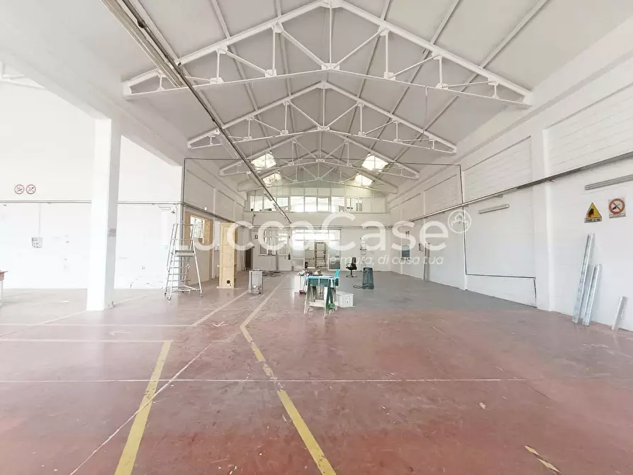 Immagine 3 di Capannone industriale in vendita  a Massarosa