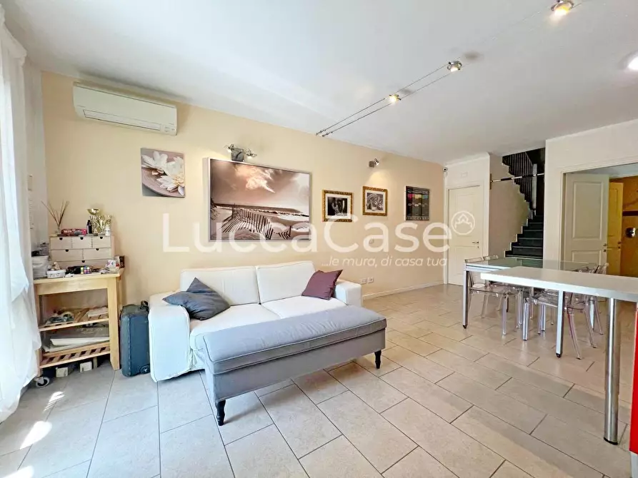 Immagine 1 di Villetta a schiera in vendita  a Lucca