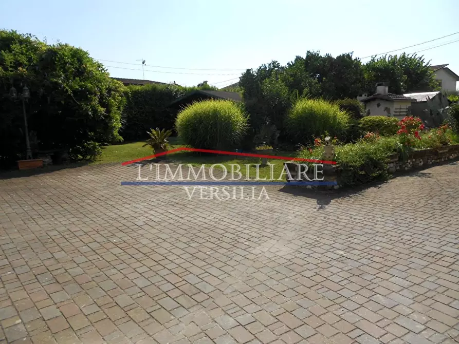 Immagine 51 di Casa bifamiliare in vendita  a Montignoso