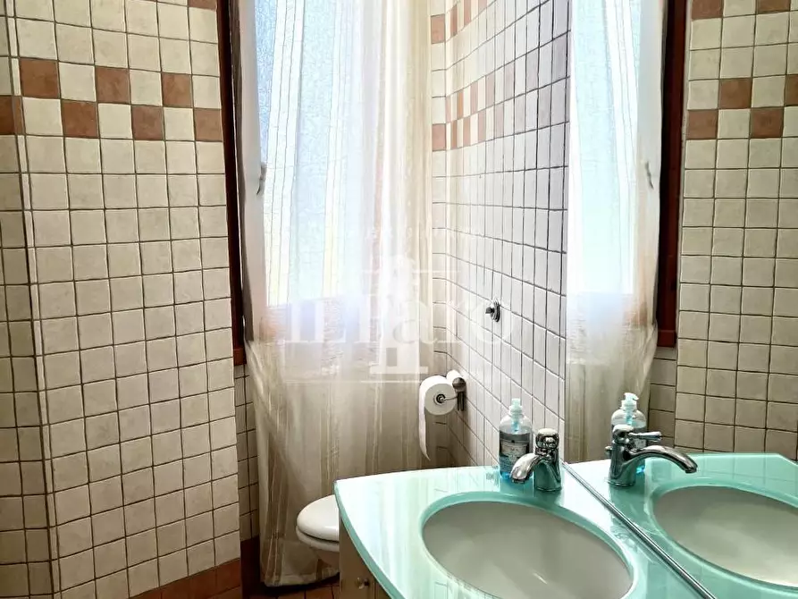 Immagine 8 di Villa in vendita  a Campi Bisenzio