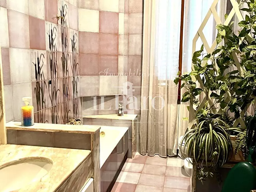 Immagine 7 di Villa in vendita  a Campi Bisenzio