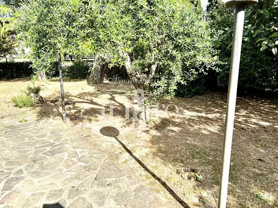 Immagine 18 di Villa in vendita  a Campi Bisenzio